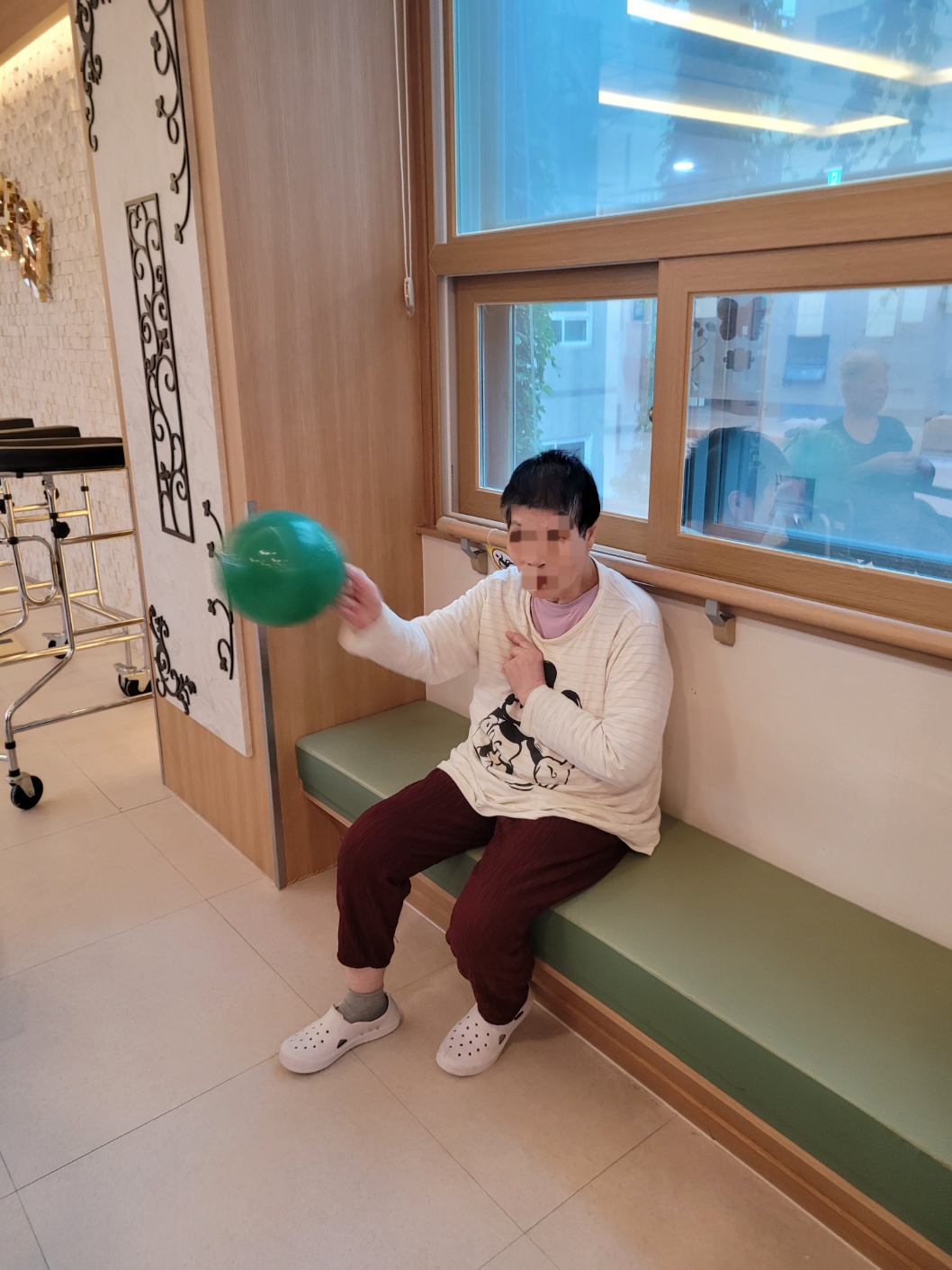 여러 어르신들이 풍선놀이 프로그램에 참여하며 웃고 있는 모습, 정서적 안정에 도움