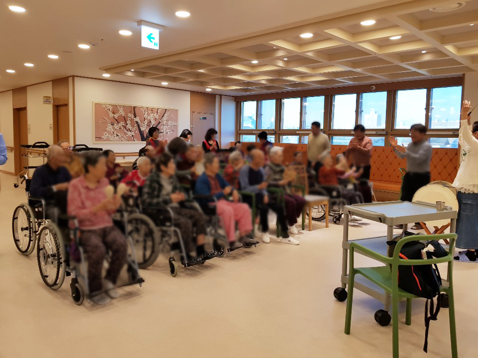 마술쇼가 끝난 후 행복한 표정의 행복요양원 어르신들과 마술사 단체 모습
